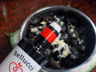 6、橄榄油凉拌木耳,接着淋入2大匙橄榄油。