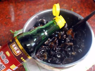 7、橄榄油凉拌木耳,最后淋入陈醋，用筷子拌均匀，盖上保鲜膜，放入冰箱冷藏30分钟再食用。