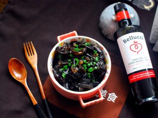 8、橄榄油凉拌木耳,食用前撒上少许葱花，完成。