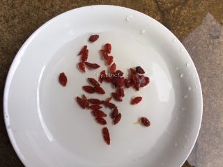 4、雪梨银耳粥,枸杞洗净