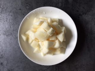 5、雪梨银耳粥,雪梨去皮，然后切成小块