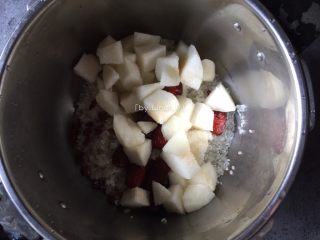 8、雪梨银耳粥,加入雪梨