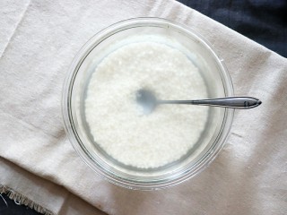 1、芒果糯米饭,糯米洗净，放在容器内用水浸泡两个小时。