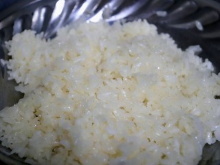 2、芒果糯米饭,把水倒掉，重新倒入清水，水和米平齐。放入笼屉蒸半个小时左右，直到蒸熟。