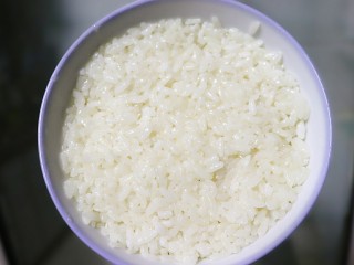 5、芒果糯米饭,静置十分钟后，把米饭盛入碗中，压实。倒扣出型。