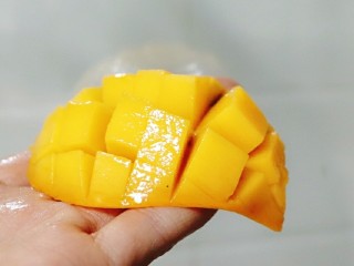 6、芒果糯米饭,芒果切粒，留一个切成图片样式。