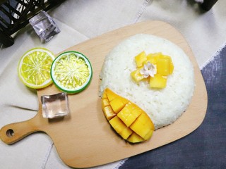 7、芒果糯米饭,把剩余的椰浆倒在米饭上，如果觉得稀可以用水淀粉勾芡。