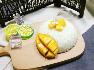 8、芒果糯米饭,再把芒果粒摆放在米饭上面。可以装饰薄荷叶。