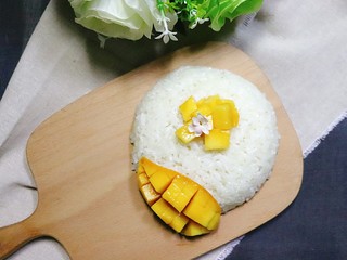 10、芒果糯米饭,香喷喷的芒果糯米饭就完成了。