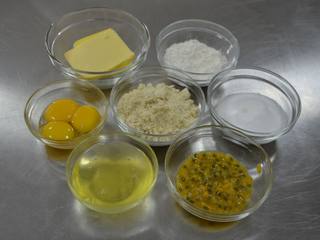 1、百香果费南雪,准备好所有材料