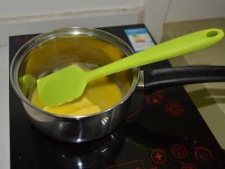 2、百香果费南雪,黄油放入小锅中煮至焦黄后关火冷却备用