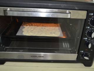 3、百香果费南雪,杏仁粉铺在垫有油布的烤盘中，上下火170度预热后放入，约烤5分钟至杏仁粉变成焦黄色即可