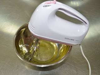 5、百香果费南雪,蛋白加细糖打至起粗泡