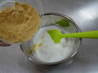 6、百香果费南雪,将过筛的粉类加入蛋白中搅拌均匀