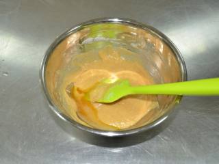 7、百香果费南雪,冷却的黄油倒入面糊中搅拌均匀