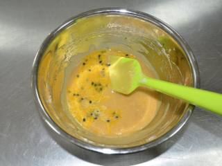 8、百香果费南雪,加入搅拌机打碎的百香果果泥搅拌均匀