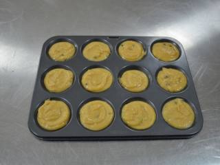 9、百香果费南雪,将面糊装入裱花袋中，挤入模具中