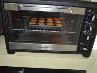 10、百香果费南雪,放入烤箱中，上火180下火170度，预热后放入中层烤20分钟