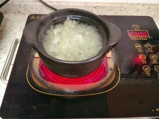 5、冰糖雪梨银耳羹,汤开后转小火炖一个小时左右，把胶质炖出来
