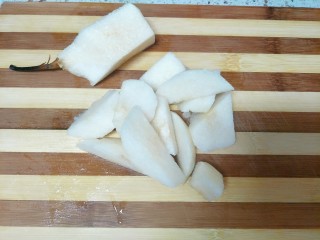 6、冰糖雪梨银耳羹,雪梨去皮切块，这个带皮炖也是可以的