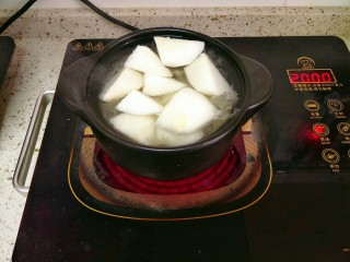 7、冰糖雪梨银耳羹,加入雪梨一起炖