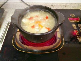 8、冰糖雪梨银耳羹,加入枸杞炖一会儿