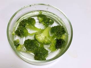 2、宝宝午餐肉,西兰花用清水冲洗两遍,放在淡盐水中浸泡5分钟,再用清水冲洗一遍,可祛除农药;