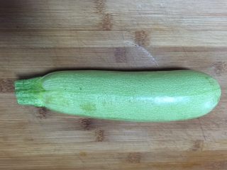 1、素炒茭瓜,食材洗净备用