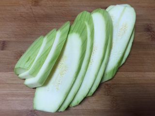 2、素炒茭瓜,削皮切厚片