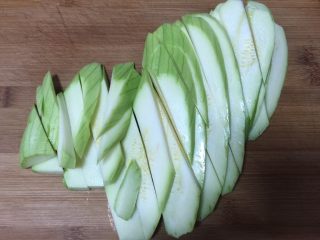 3、素炒茭瓜,再左斜切