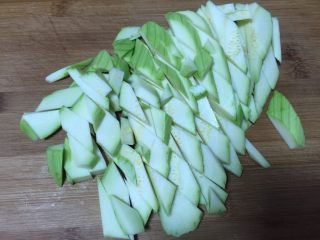 4、素炒茭瓜,再右斜切成菱格小块