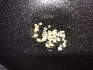 5、素炒茭瓜,大蒜爆锅