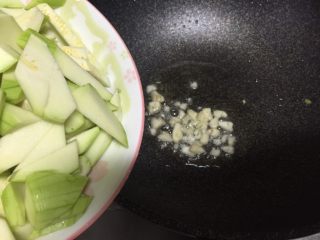 6、素炒茭瓜,放入茭瓜块翻炒