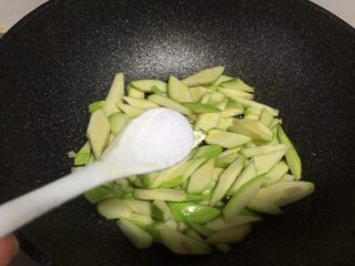 7、素炒茭瓜,加入一勺食盐继续翻炒