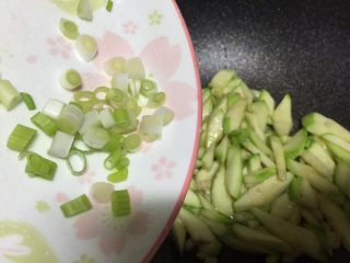 8、素炒茭瓜,最后加入葱花