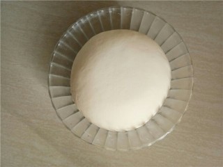 1、葡萄干小餐包,将中种材料混合揉成光滑面团，室温发酵。发酵至2.5倍大。