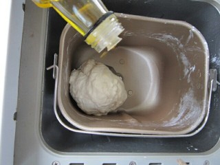 3、葡萄干小餐包,揉至面团略有筋度时加入橄榄油。