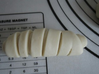 8、葡萄干小餐包,放上葡萄干从上往下卷起