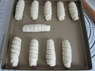 9、葡萄干小餐包,依次做好隔开放入烤盘。进行二次发酵。