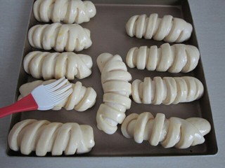 10、葡萄干小餐包,发好的面包胚涮上蛋液。