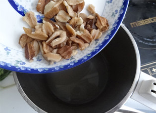 2、核桃红枣米糊 ,核桃放入豆浆机