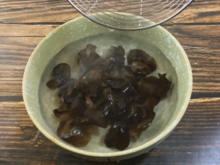 3、凉拌黑木耳,捞出过凉水