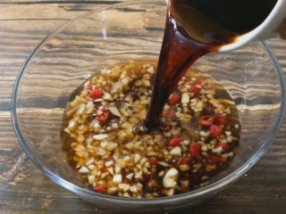 6、凉拌黑木耳,倒入生抽