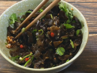 11、凉拌黑木耳,拌匀 腌制10分钟后吃 味道更好