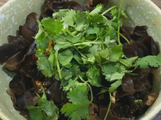 10、凉拌黑木耳,加点香叶点缀一下