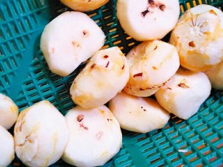 1、潮汕果肉,马蹄洗干净去皮