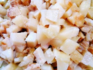 2、潮汕果肉,猪肥肉煮熟后去皮切丁