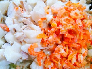 5、潮汕果肉,把葱白、马蹄、猪肥肉、泡好的虾米混合在一起