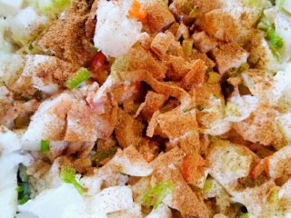 6、潮汕果肉,再加入五香粉，盐，味精