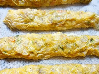 11、潮汕果肉,依次卷好后放在蒸屉上蒸20分钟